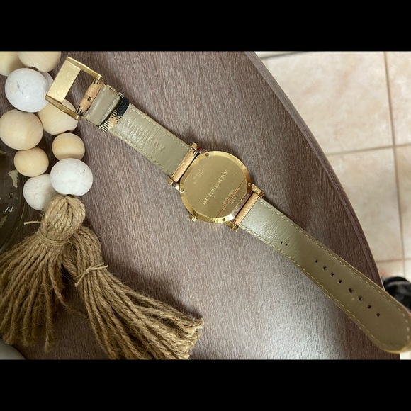 Burberry watch - Picture 3 of 4